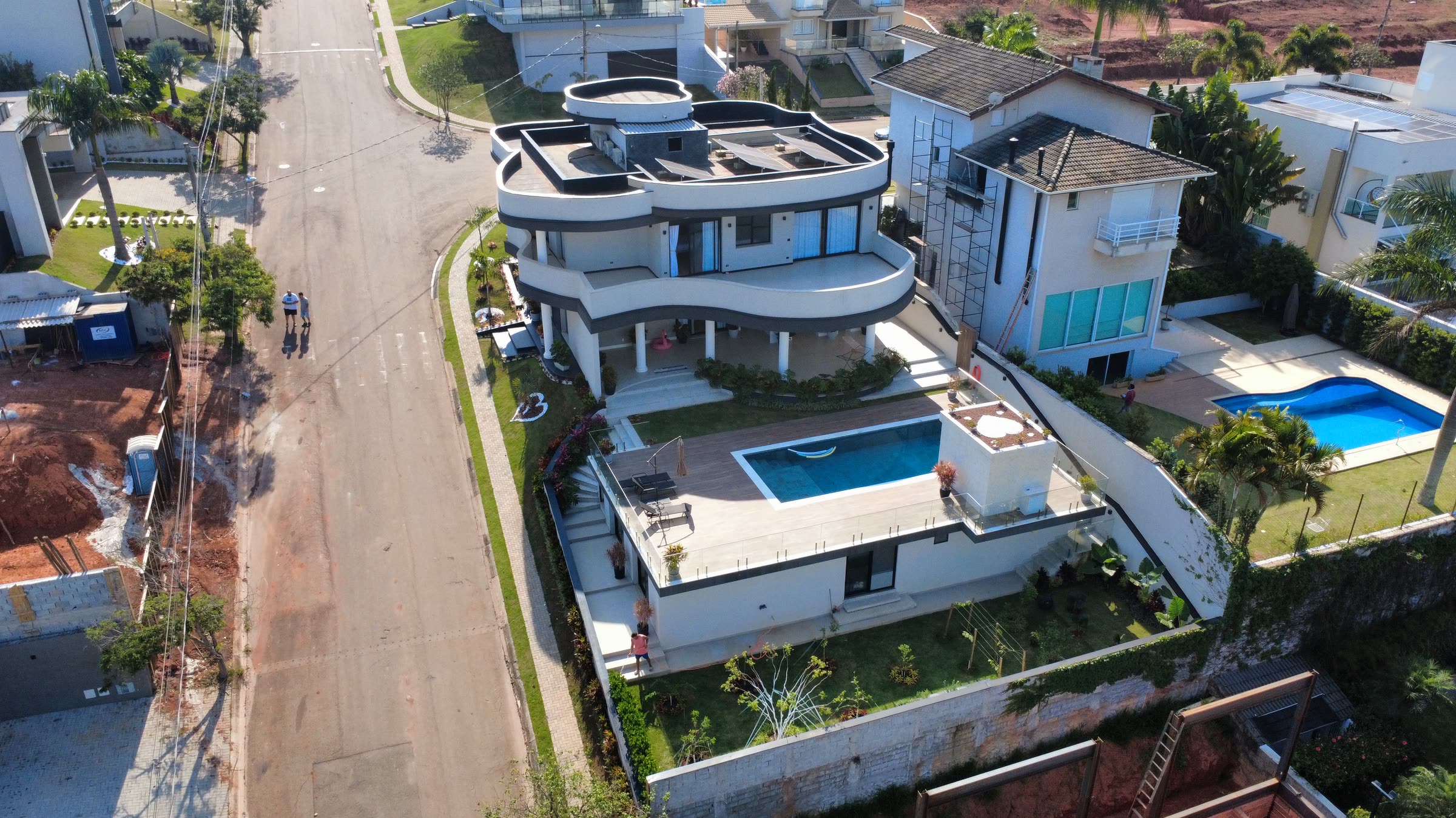 Vista aérea lateral da casa, com a piscina e o deque