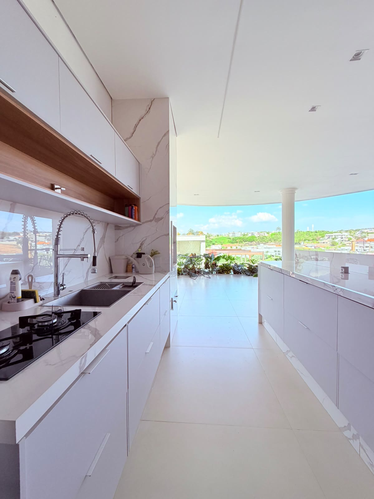 Bancada da cozinha com vista aberta pela janela