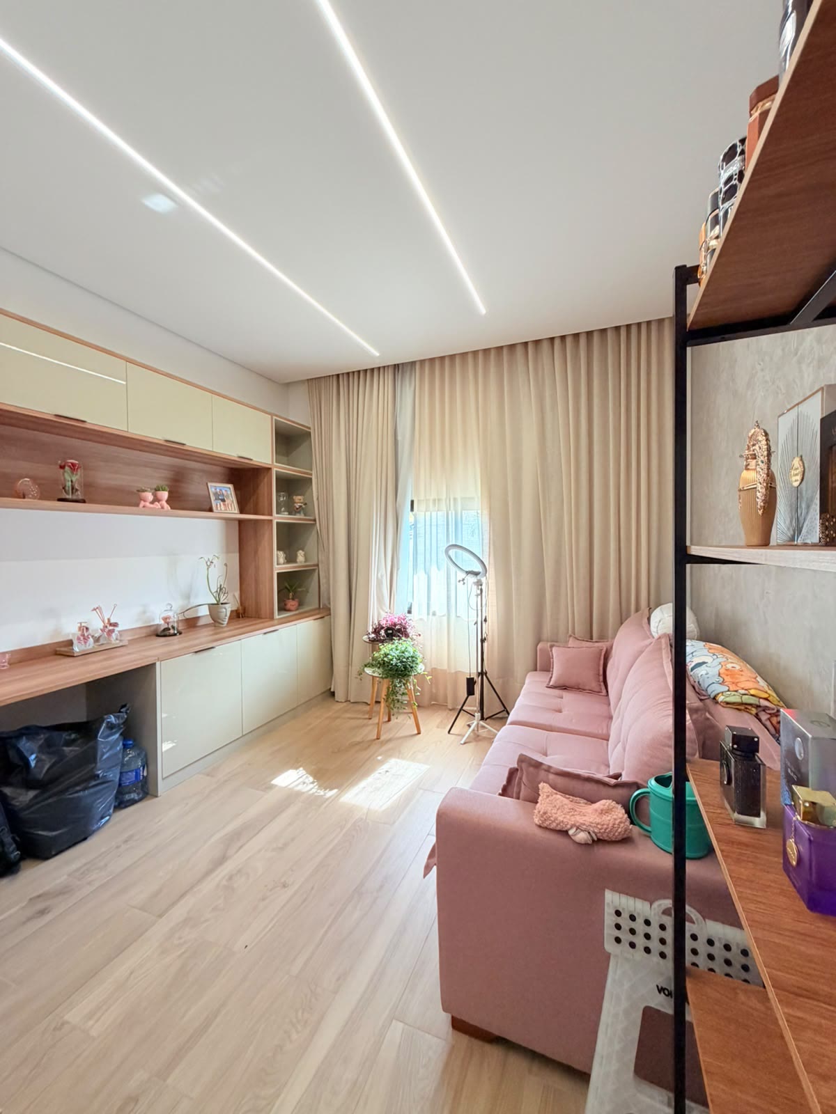 Sala íntima com bancada de trabalho e sofá