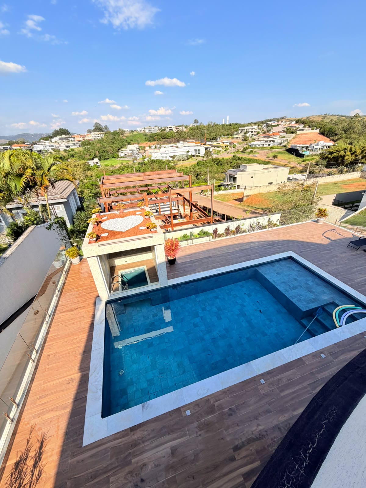 Piscina com vista aberta para o horizonte de Atibaia