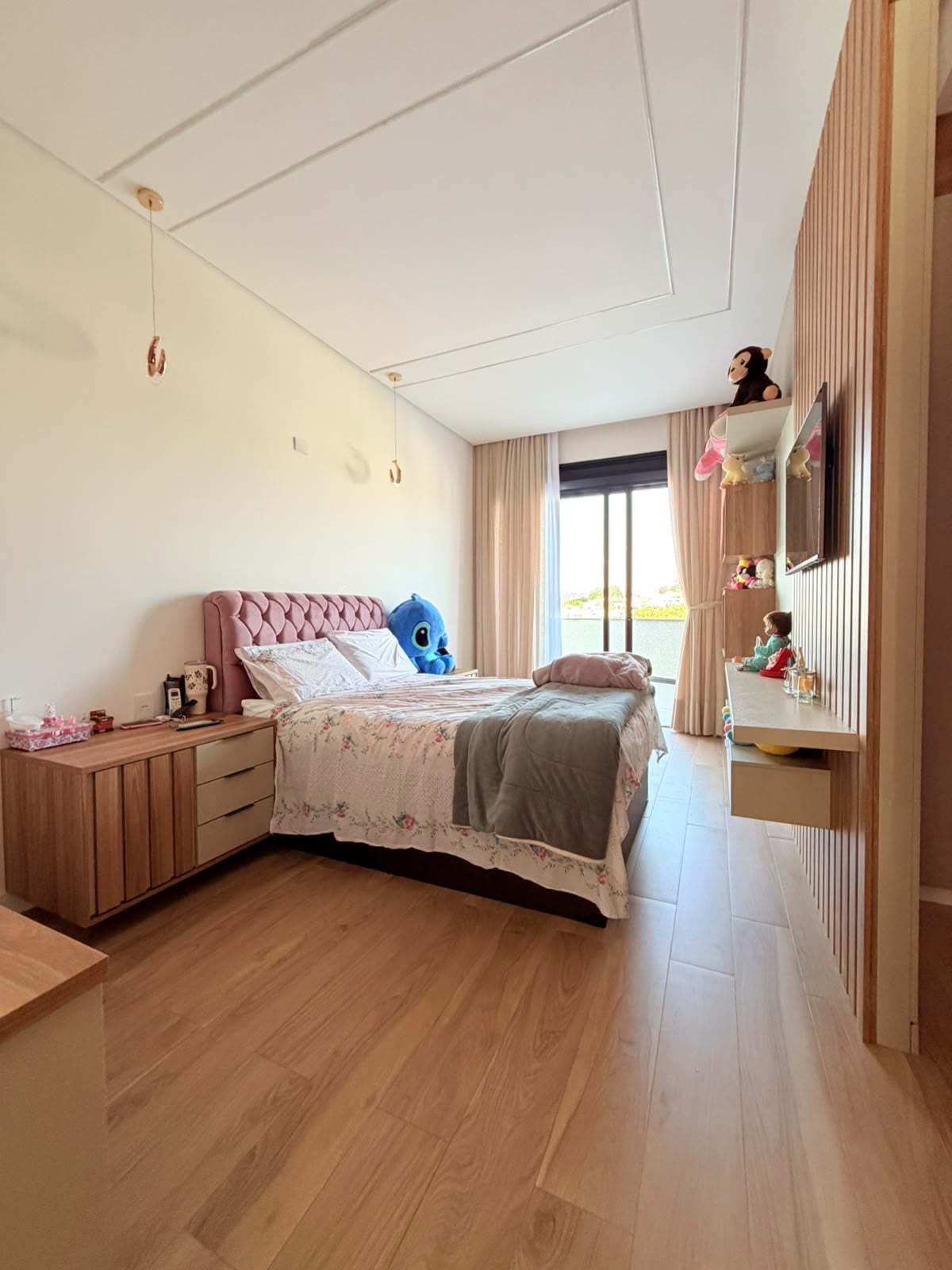 Suíte com cama de casal e marcenaria em madeira