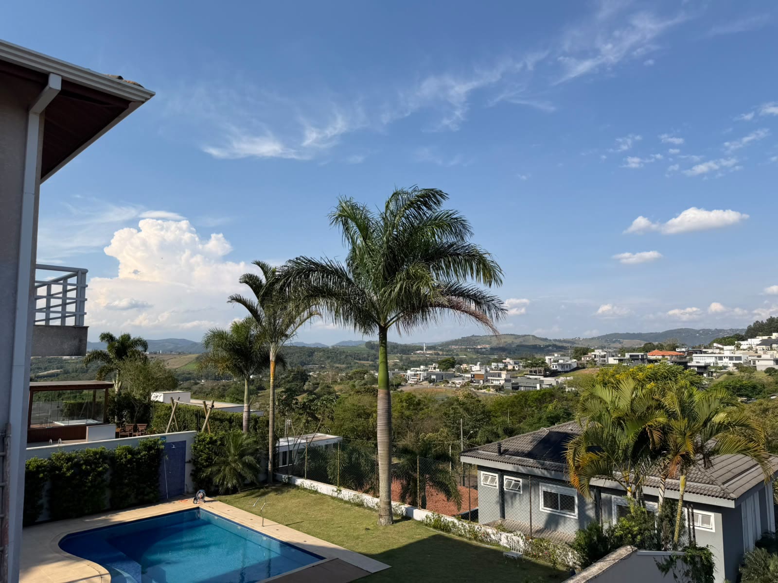 Palmeiras e montanhas de Atibaia vistas da residência